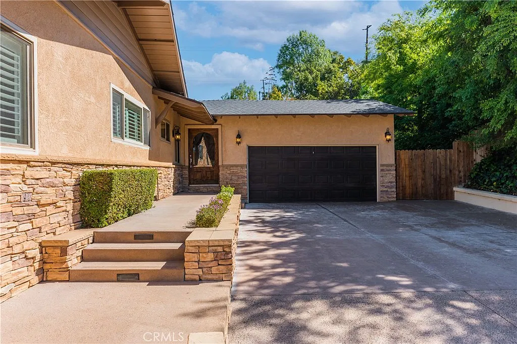 3 bed, 3.5 bath, 2015 sqft, $5,300 — Photo 2