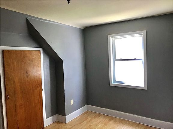 4th image of 805 W 10th St