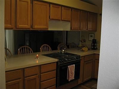 Kitchen w/eating bar