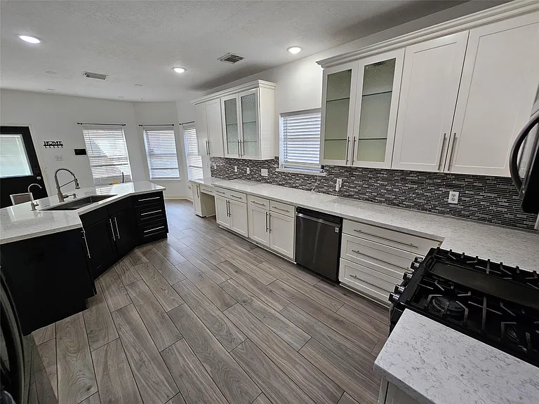 3709 Pinehurst Dr — Photo 8