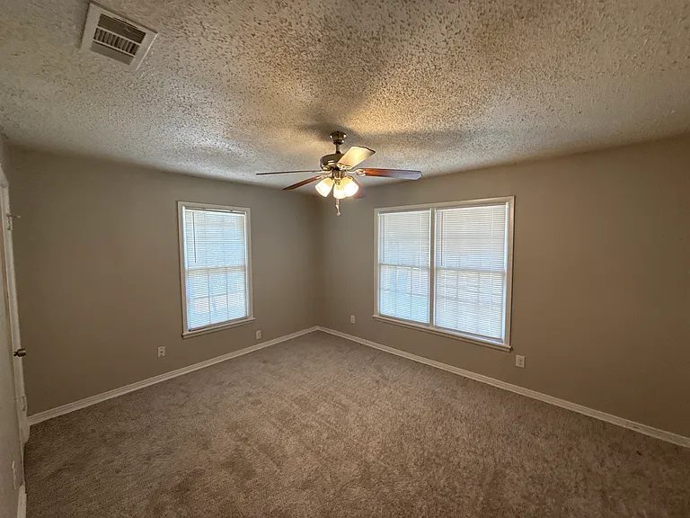 2607 Yeager St — Photo 9