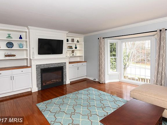 Living Room has Built Ins