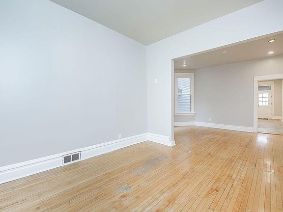 4th image of 2820 N Sacramento Ave #1