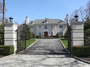 1 Fairway Ct, Oyster Bay, NY 11771