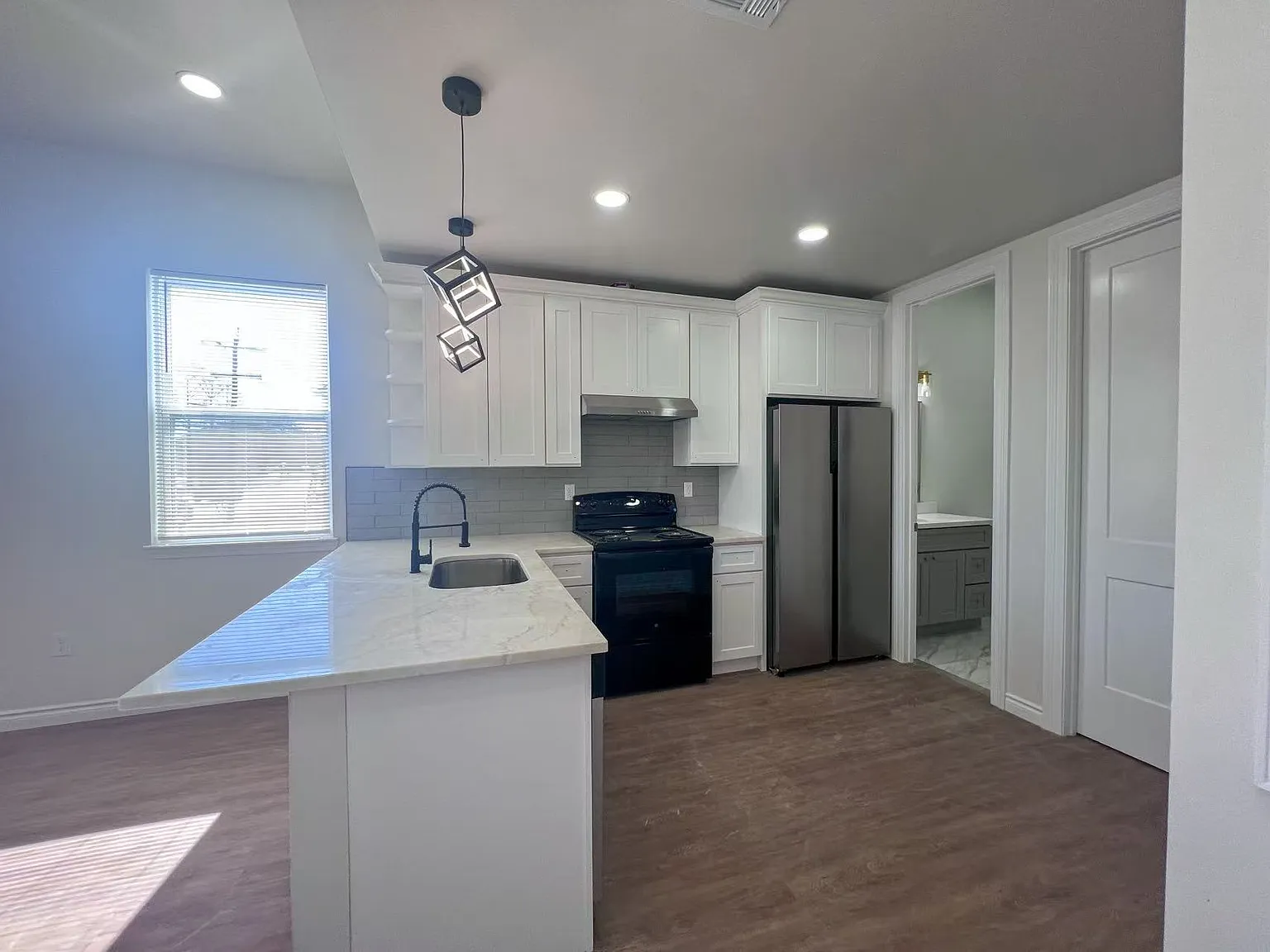 3 bed, 1250 sqft, $1,800 — Photo 2
