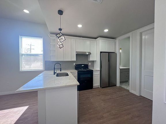 2nd image of 3032 Toledano St #3034