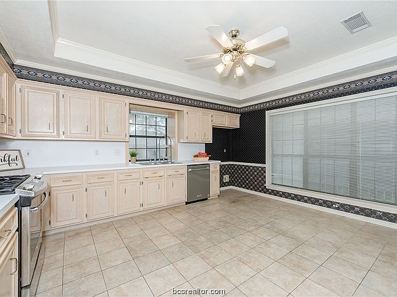 5th image of 608 Yorkshire Dr