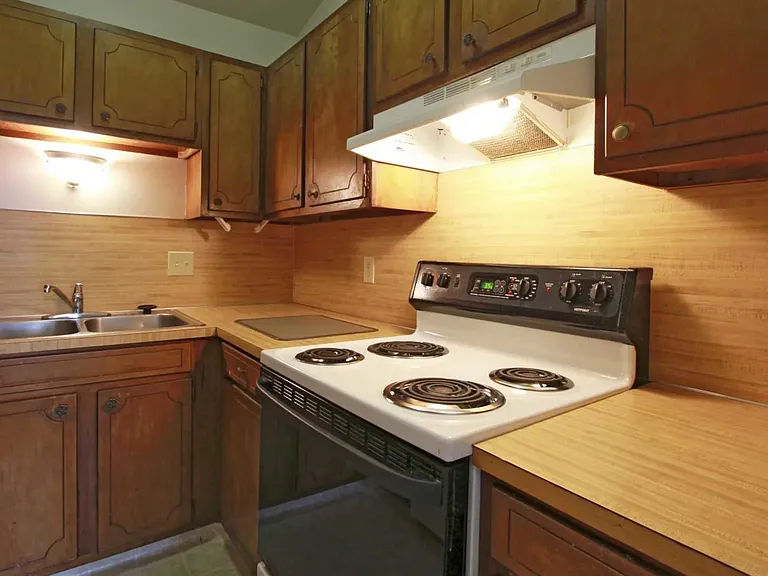 St. Francis Apartments and Townhomes — Photo 14