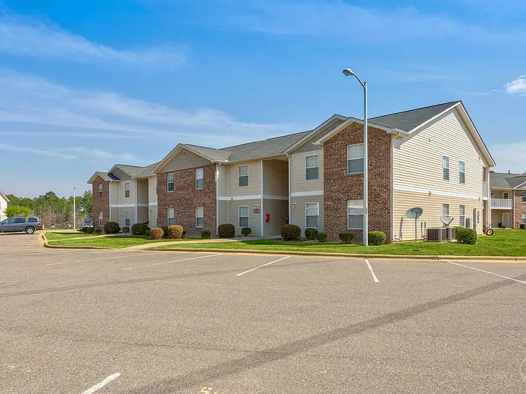 Britt Lake Apartments — Photo 13