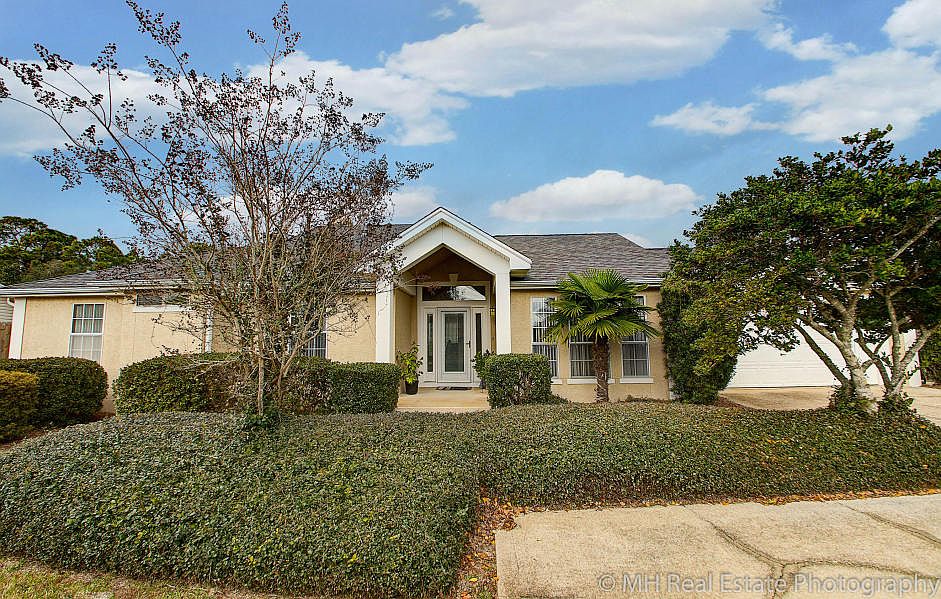 1st image of 450 Bay Oaks Dr