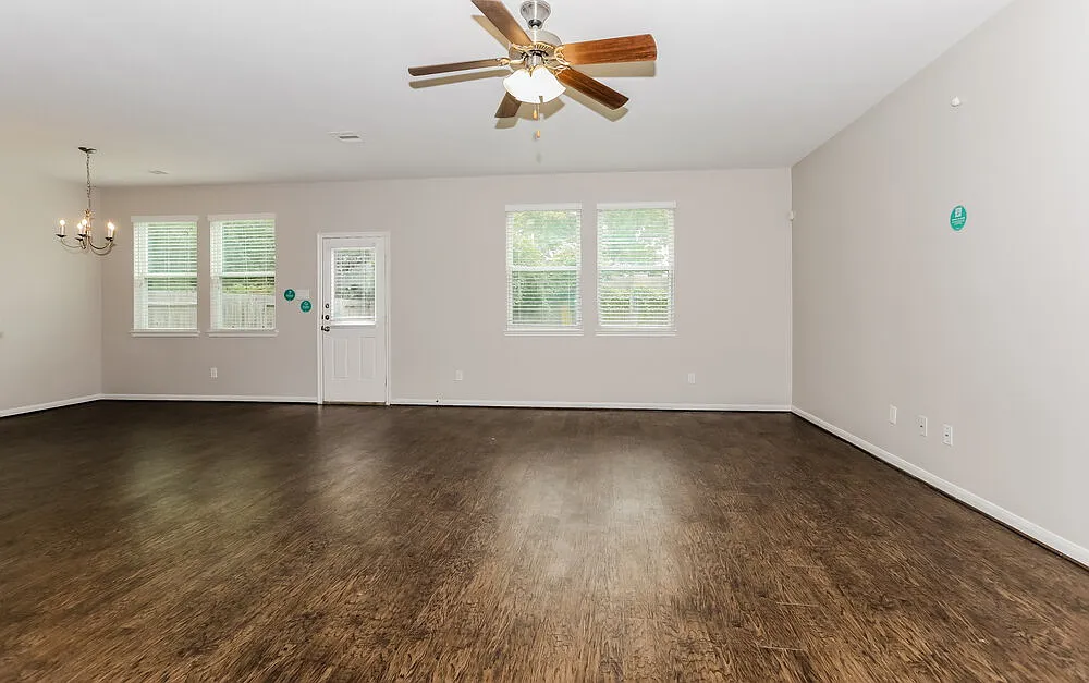 4 bed, 2.5 bath, 1902 sqft, $2,040 — Photo 4