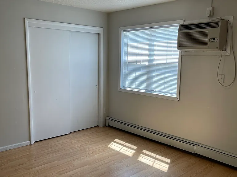 515 E Burlington St #11 — Photo 7