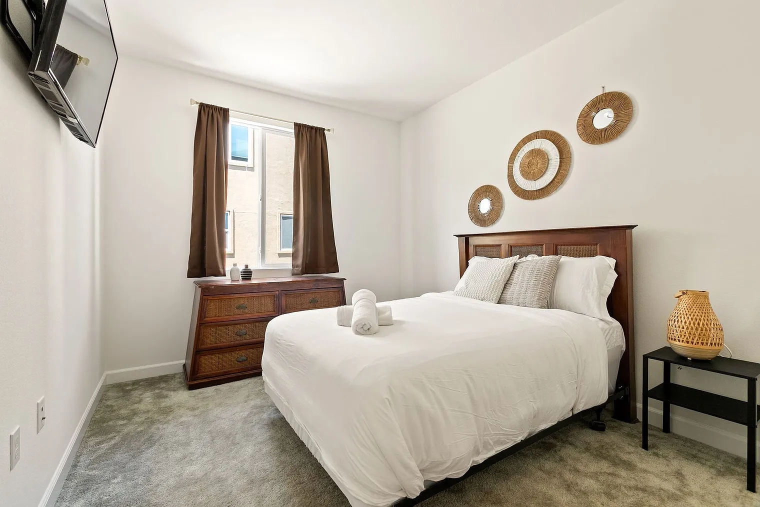 4 bed, 3.0 bath, 1679 sqft, $7,511 — Photo 3
