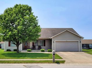 1103 Holley St, Wapakoneta, OH 45895