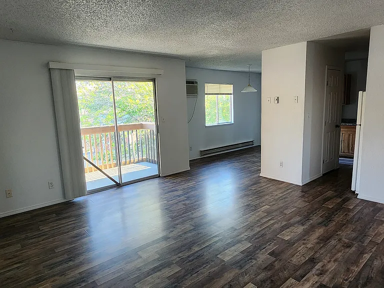 825 Alexander Ct #X1 — Photo 2