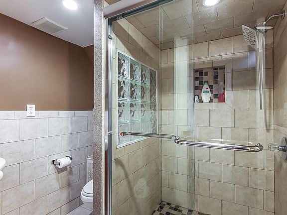 3rd image of 10571 Avenue