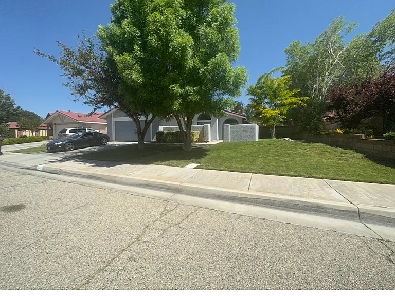 1833 Einstein St — Photo 4