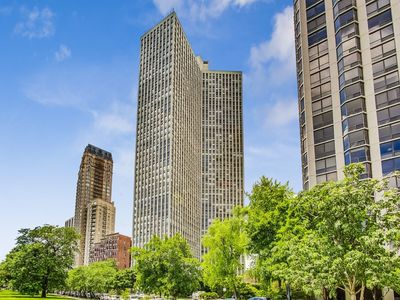 2626 N Lakeview Ave APT 704, Chicago, IL, 60614