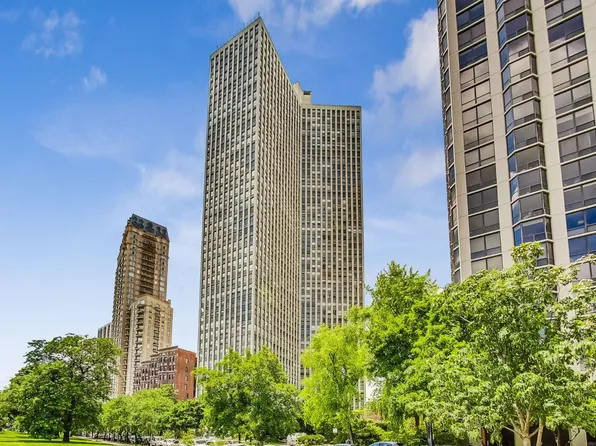 2626 N Lakeview Ave APT 704, Chicago, IL 60614