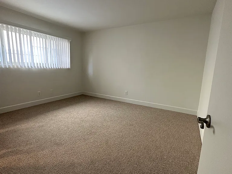 20428 Roslin Ave — Photo 23