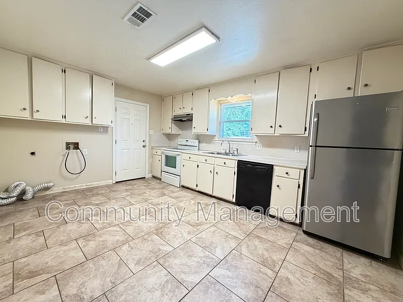 2 bed, 1.0 bath, 1100 sqft, $1,200 — Photo 3