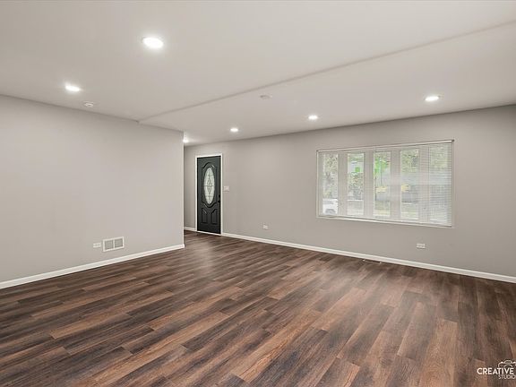 4th image of 900 Cochrane Ave