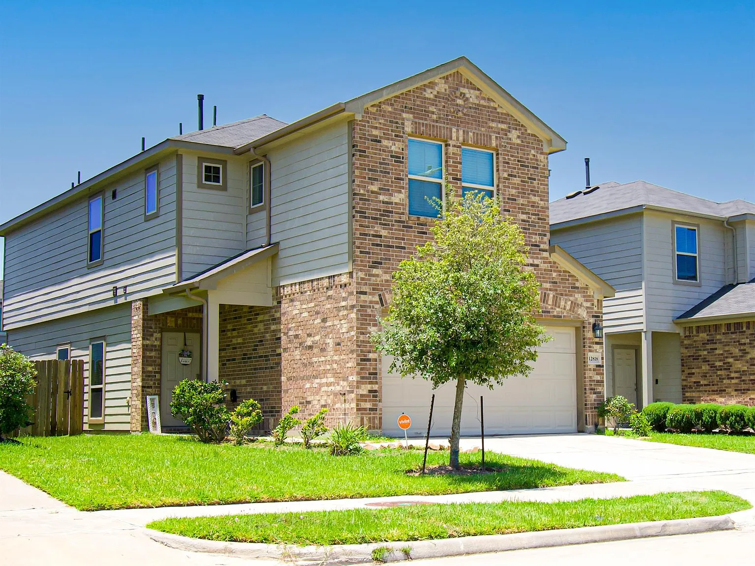 4 bed, 2.5 bath, 2032 sqft, $2,300 — Photo 3