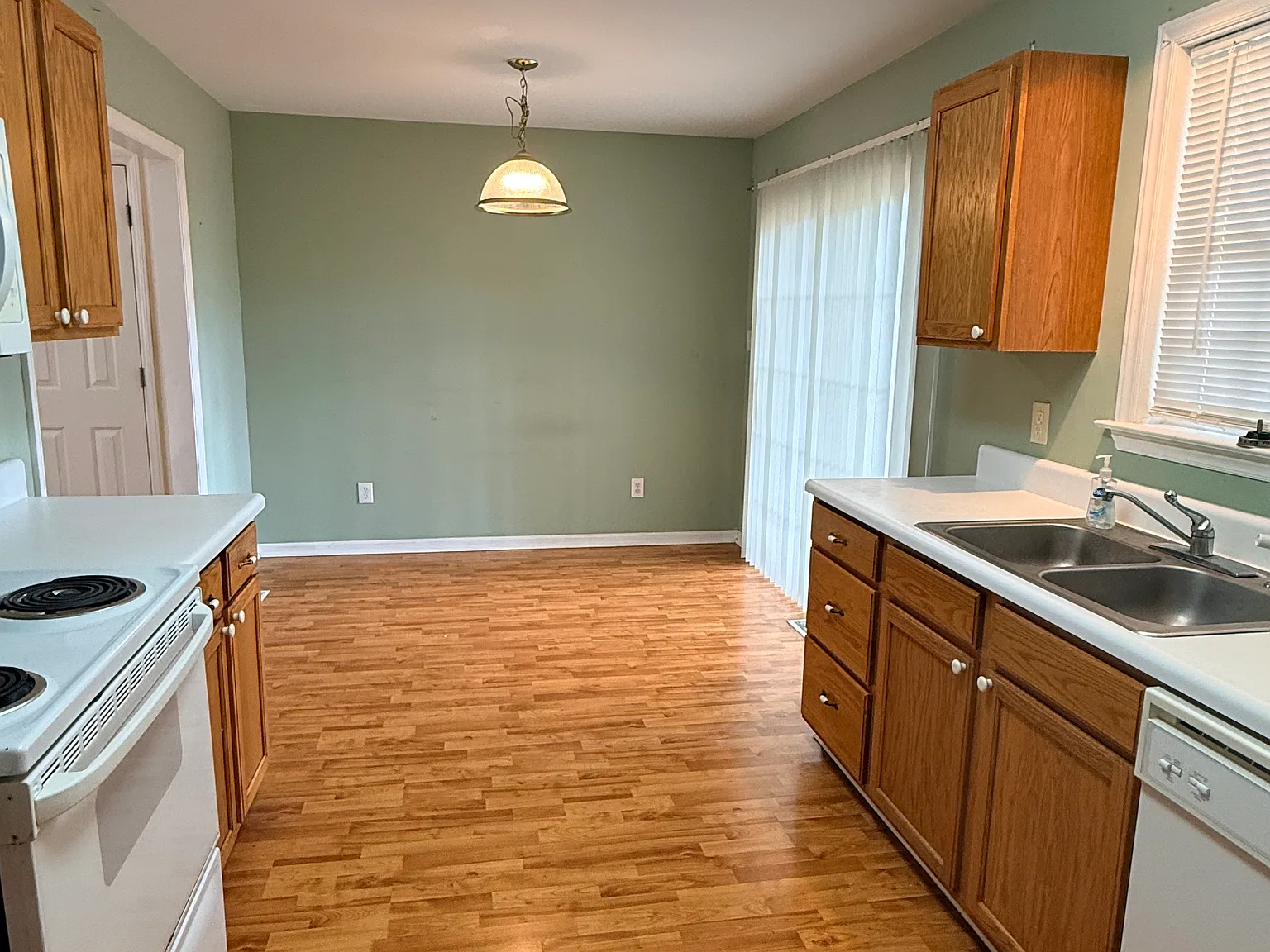 2 bed, 1038 sqft, $1,500 — Photo 3