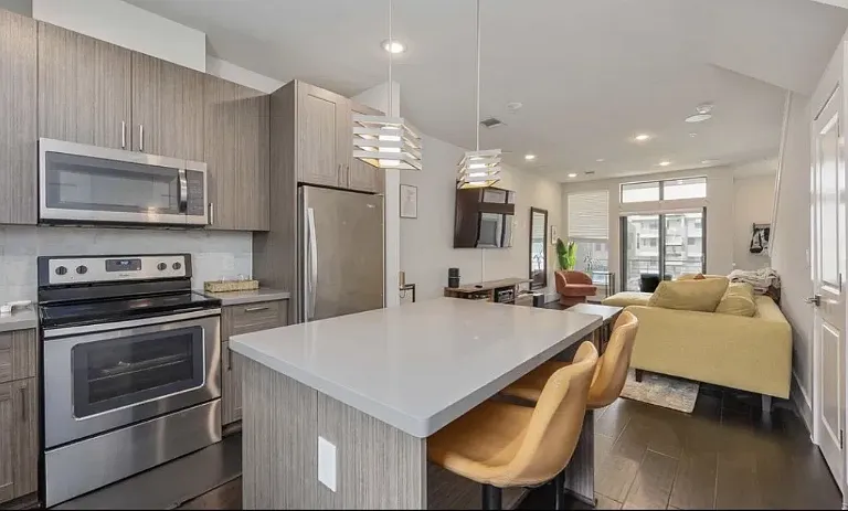 2401 Crawford St #2210 — Photo 4