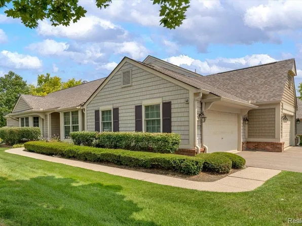 877 Tartan Trl, Bloomfield Hills, MI 48304