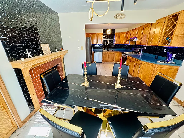 2082 Lakeshire Dr — Photo 16