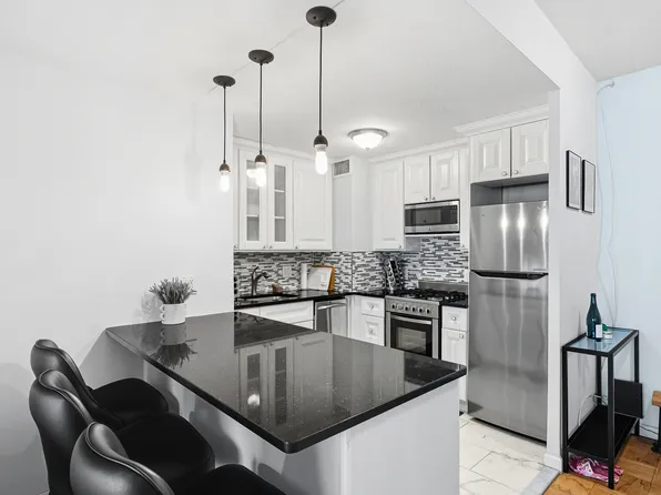 305 East 40th Street image 5 of 19