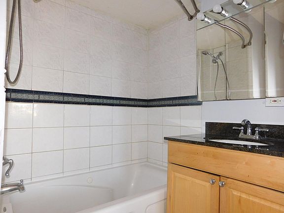 5th image of 1039 N La Salle Dr #D