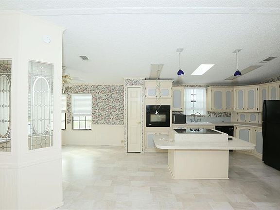 3rd image of 842 Lychee Dr