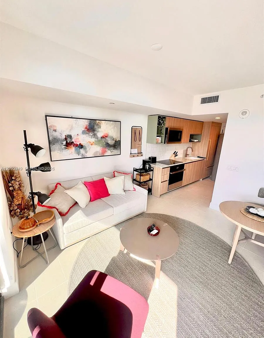 1 bed, 1.0 bath, 653 sqft, $3,200 — Photo 3