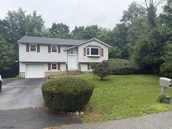 2nd image of 4 Beardslee Hill Dr