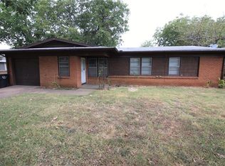 1304 Manor Dr, Cleburne, TX 76033