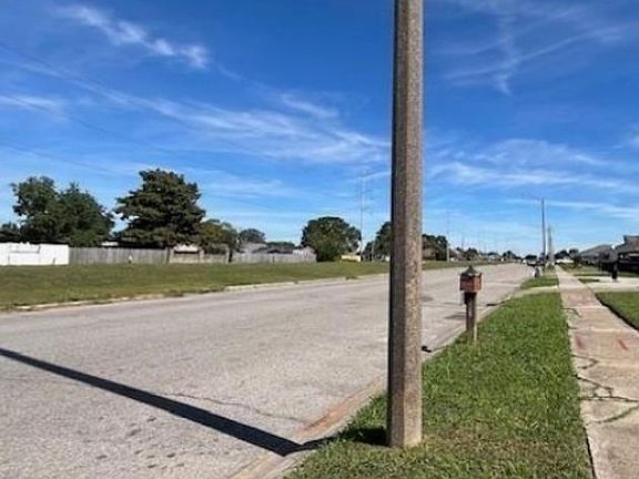 Exterior Neighborhood (street photo)