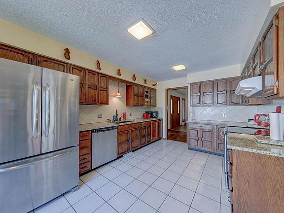 3rd image of 4905 Woodfield Dr