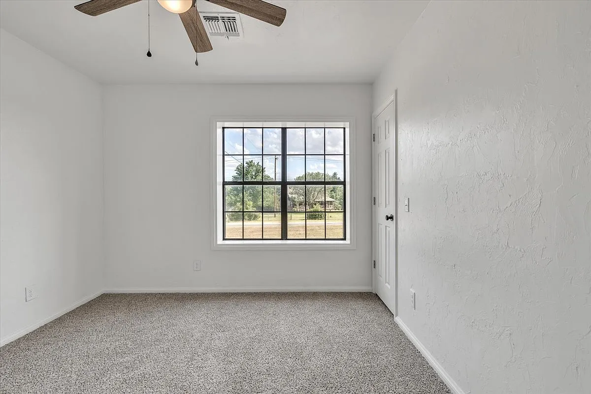 4 bed, 2050 sqft, $2,700 — Photo 4