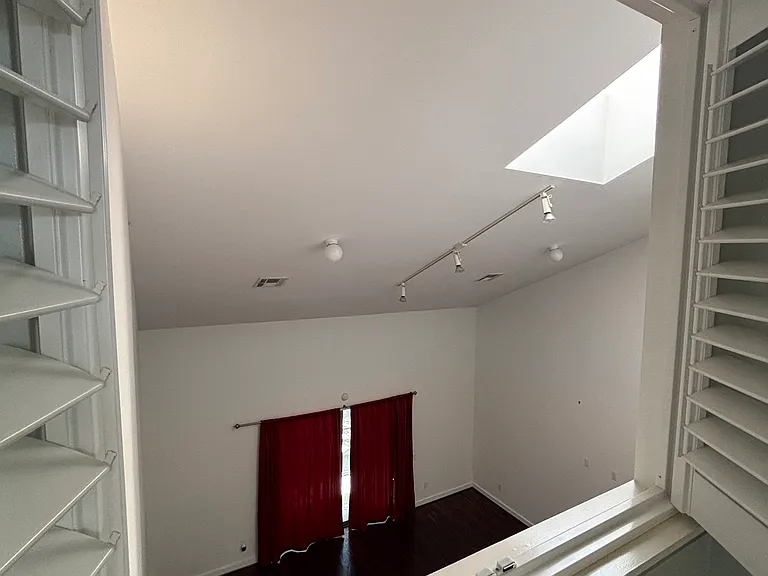 2429 Wentworth St — Photo 22