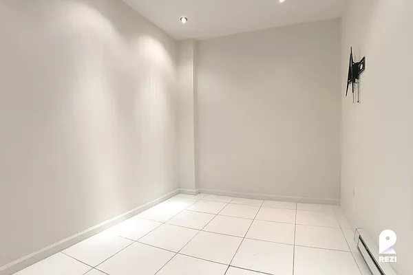 Rented by REZI | media 35