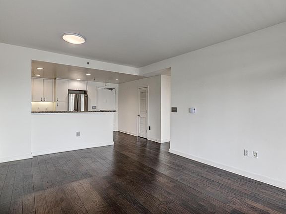 3rd image of 260 King St Unit 533