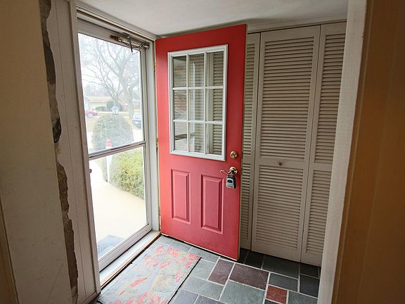 4th image of 512 E Fox Dale Ct
