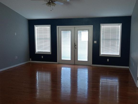 4th image of 686 SW Chesterfield Cir