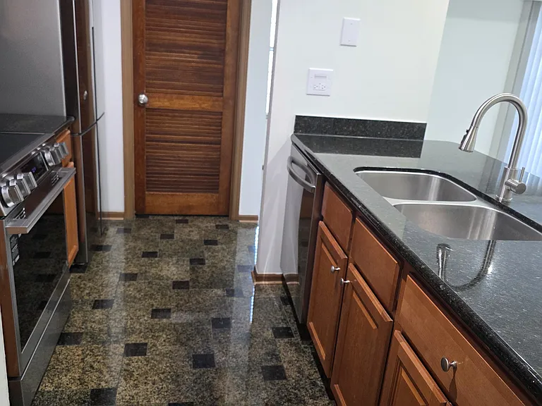 1751 Sleepy Hollow Ct #7 — Photo 2