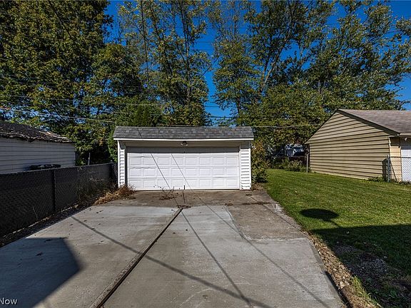 4th image of 13905 Thraves Ave