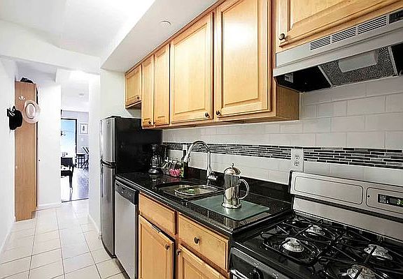 3rd image of 322 E 39th St APT 3A