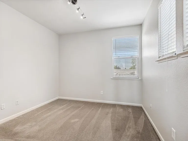 5409 Banfield Dr — Photo 17