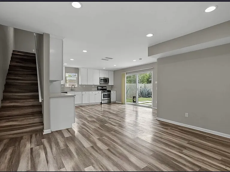 7540 Lindley Ave — Photo 8